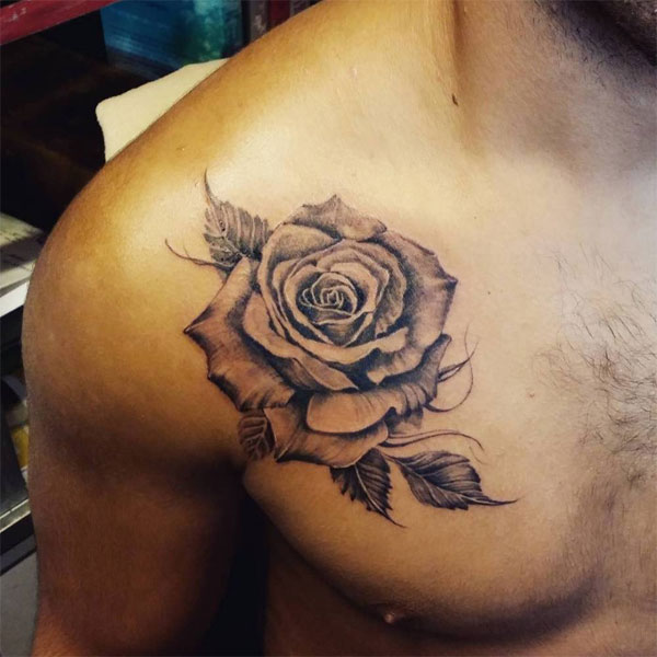 Hình xăm hoa hồng ở ngực phải