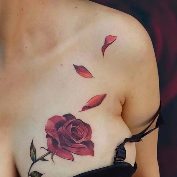 Hình xăm hoa hồng ở ngực sắc nét