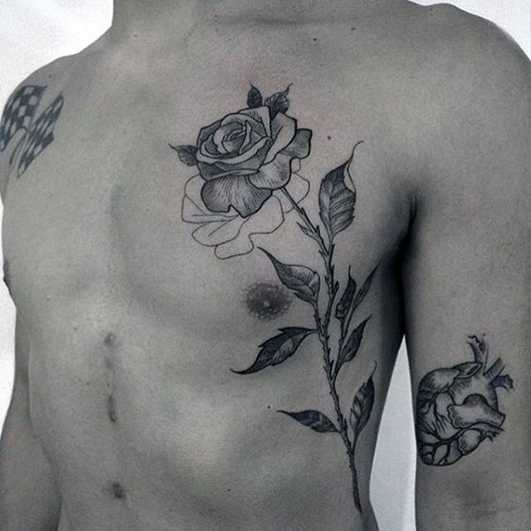 Hình xăm hoa hồng ở ngực trái