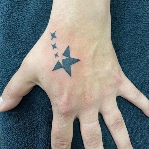 Hình xăm ngôi sao ở mu bàn tay