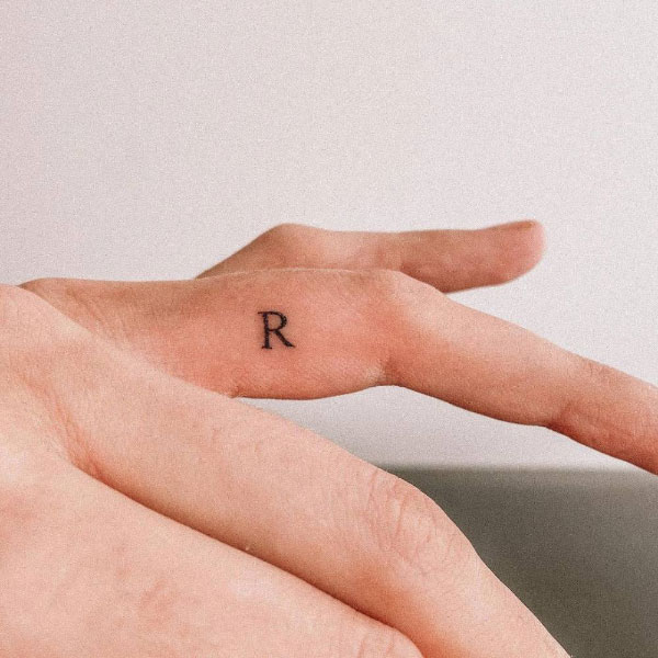Hình xăm ở ngón tay chữ R