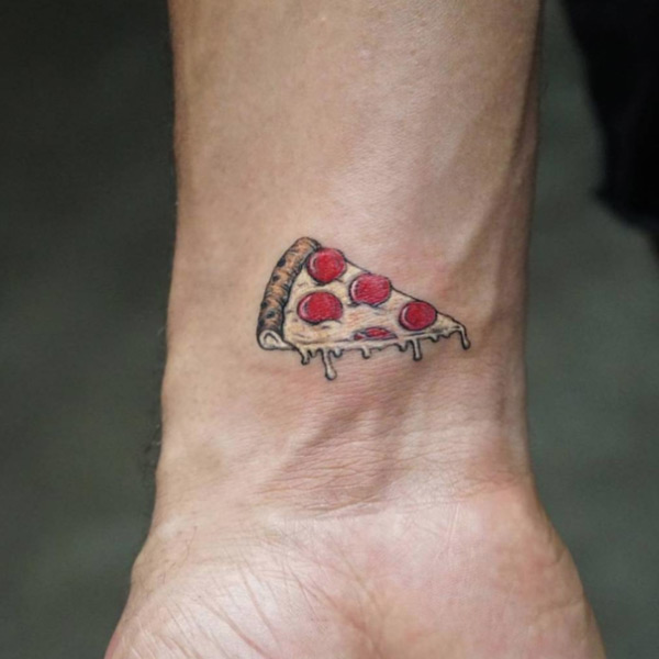 Hình xăm pizza ở cổ tay