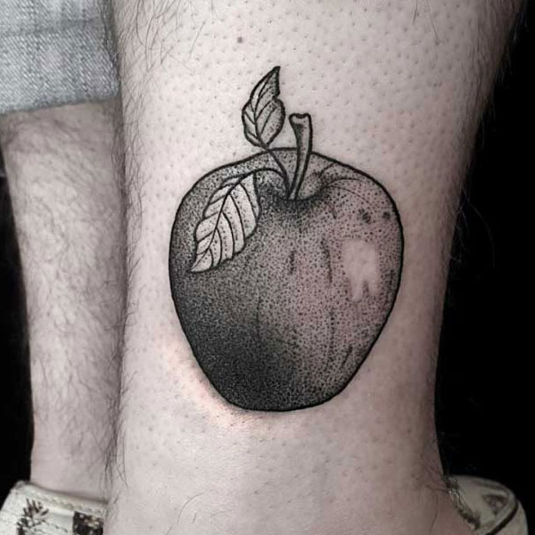 Hình xăm quả táo đen trắng 