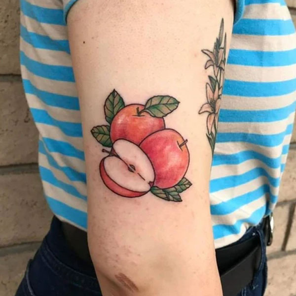 Hình xăm quả táo ở tay 