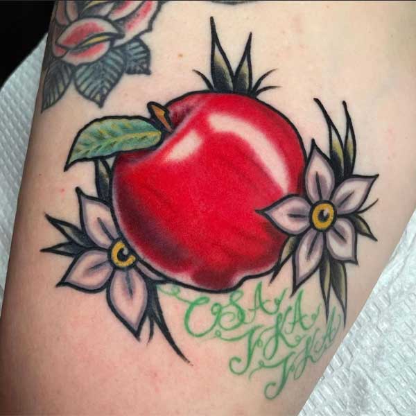 Hình xăm quả táo và hoa 