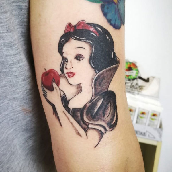 Hình xăm quả táo và Snow White