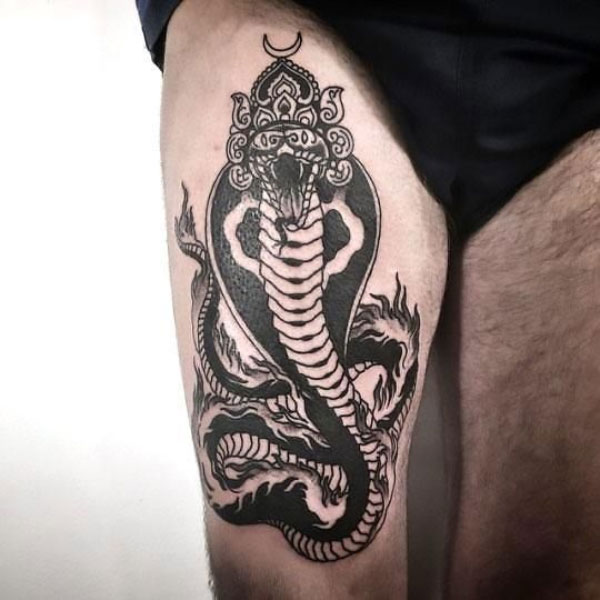 Hình xăm rắn mang bành ở bắp đùi