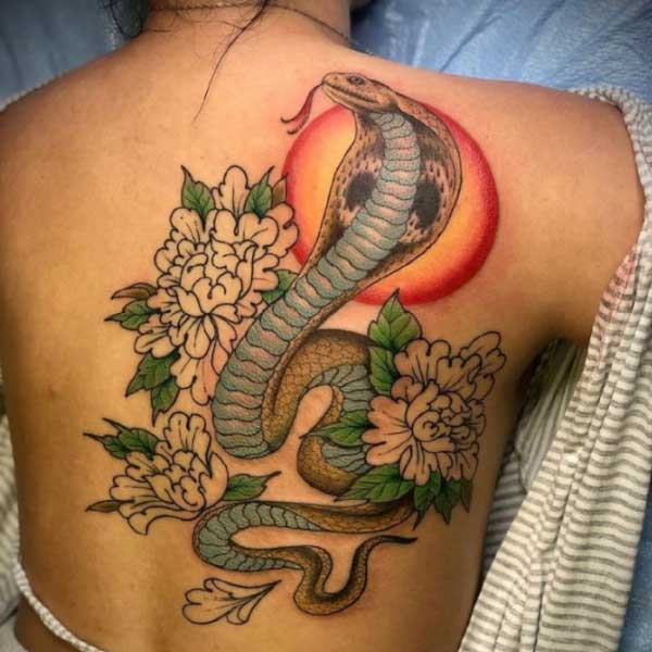Hình xăm rắn mang bành ở sườn lưng mang lại nữ