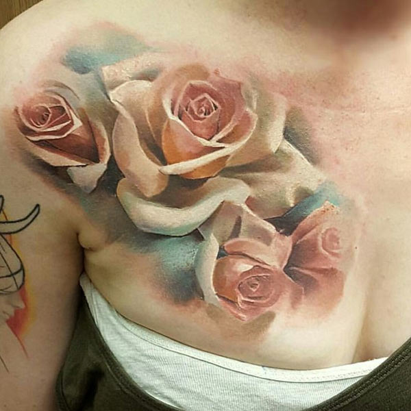 Hình xăm tả thực hoa hồng ở ngực 