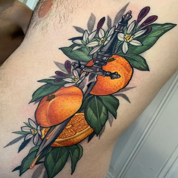 Hình xăm thanh kiếm và quả cam