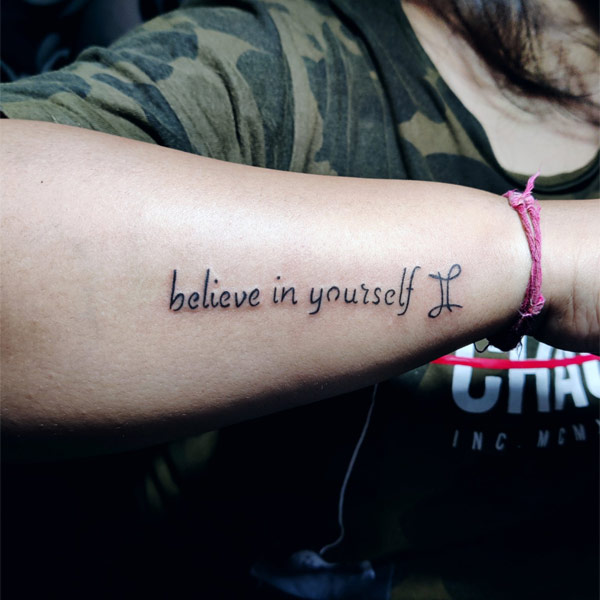 Hình xăm chữ đen believe in yourself 
