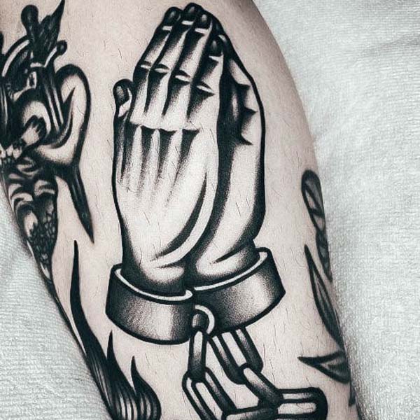 Hình xăm bàn tay tù nhân cầu nguyện 