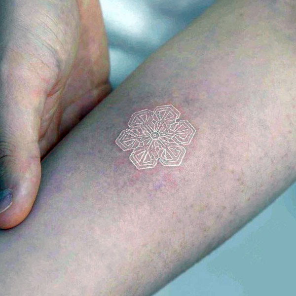 HÌNH XĂM BÔNG TUYẾT - GIỌT NƯỚC MẮT CỦA NHỮNG THIÊN THẦN | Ink master  tattoos, Snow flake tattoo, Cool tattoos for guys