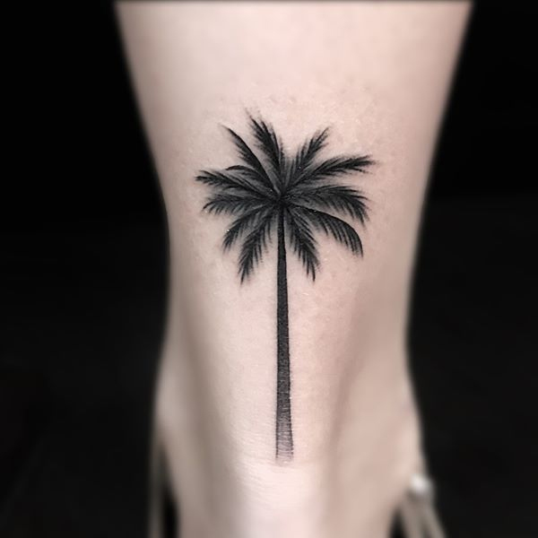 Hình xăm cây dừa đen ở chân
