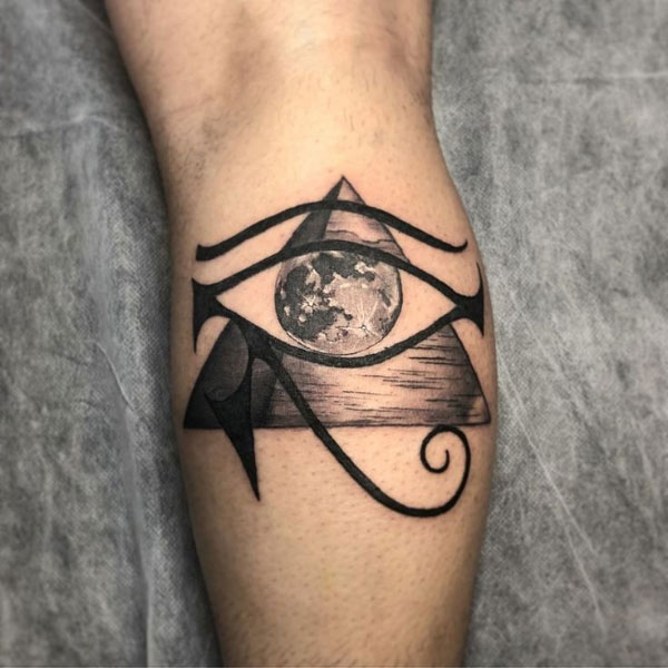 Hình xăm mặt trăng và con mắt horus