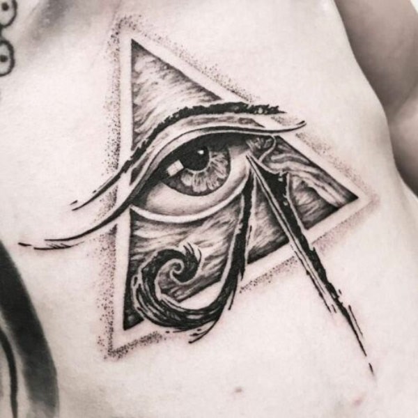Hình xăm tam giác và con mắt horus