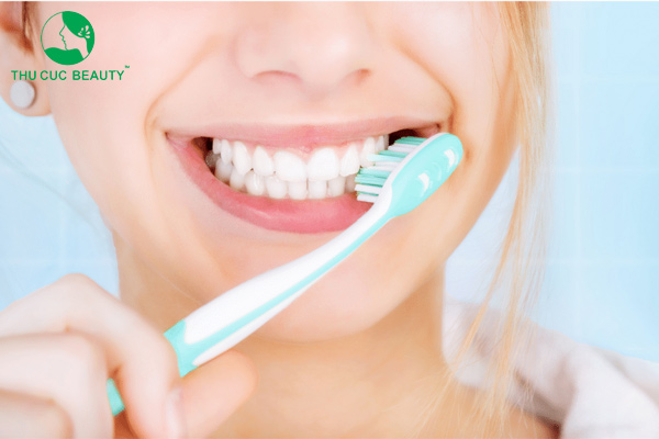 Hướng dẫn chi tiết cách vệ sinh răng miệng sau khi phun môi