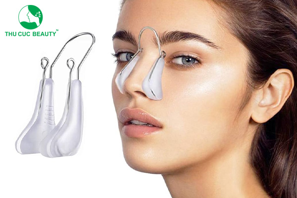 Kẹp nâng mũi là gì? Có nên sử dụng không?
