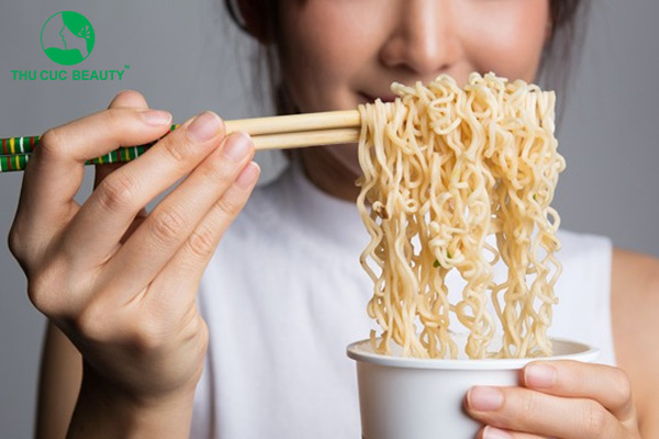 Nâng mũi ăn mì tôm được không? Kiêng ăn trong bao lâu?