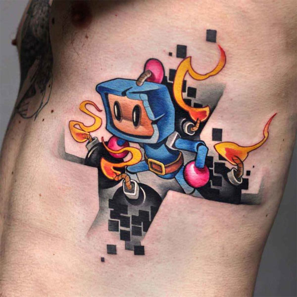 Hình xăm Bomberman ở mạn sườn 
