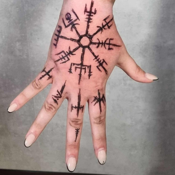 Hình xăm chữ rune kín bàn tay