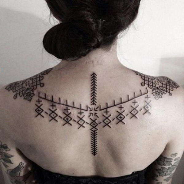 Hình xăm cổ ngữ rune kín lưng nữ