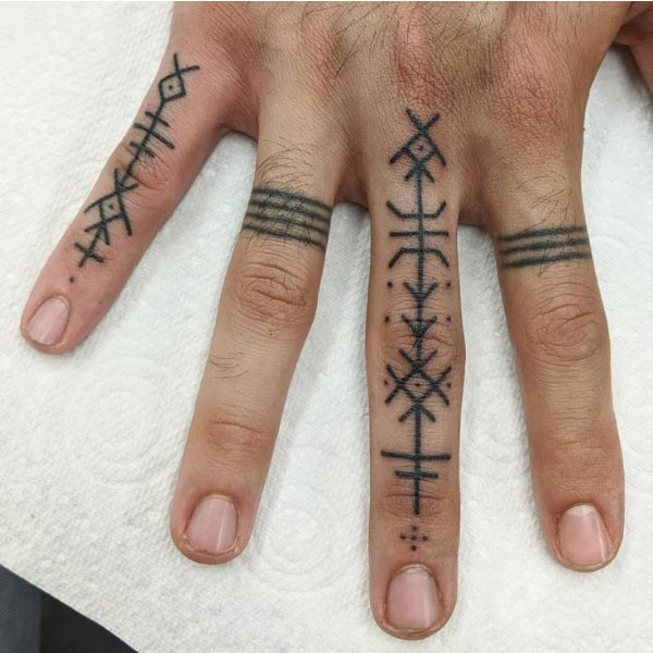 Hình xăm cổ ngữ rune ngón tay