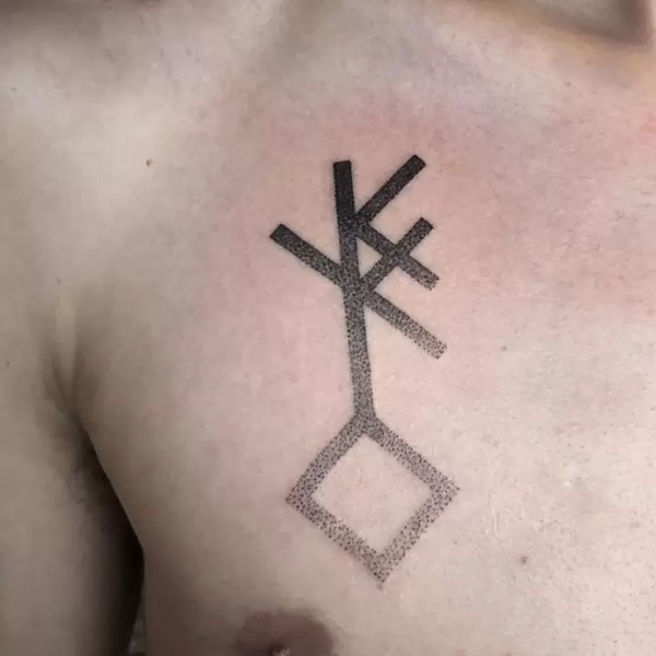 Hình xăm ký tự rune cổ ở ngực