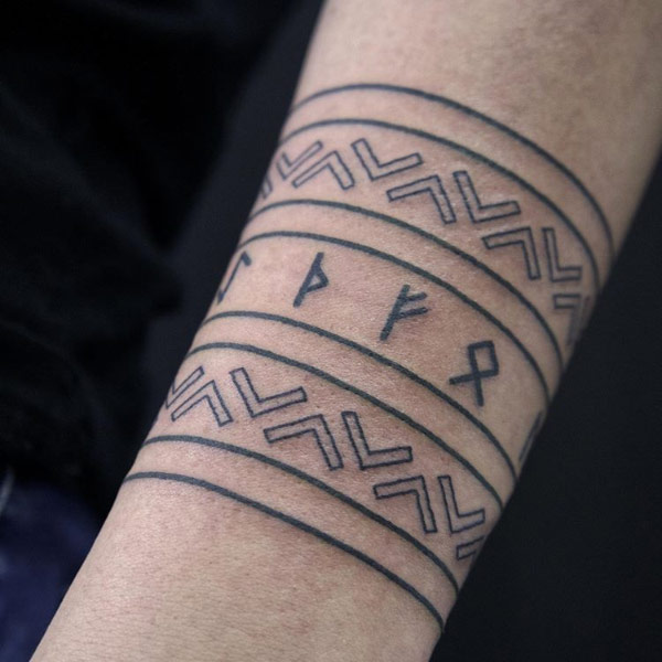 Hình xăm vòng tay chữ rune