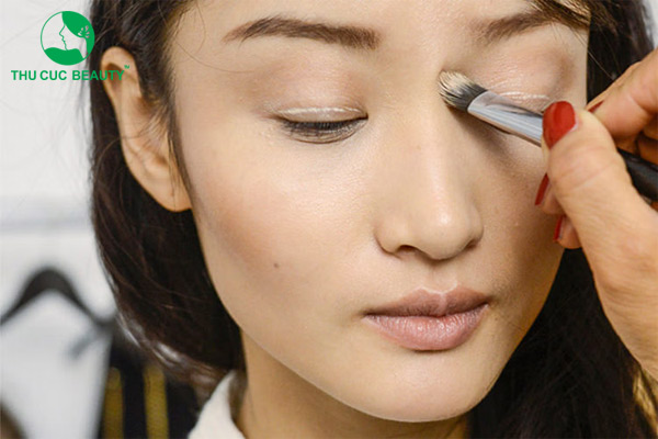 Hướng dẫn chi tiết cách trang điểm cho mắt sụp mí