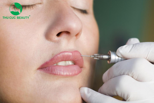 3 nguyên nhân khiến viền môi bị lệch và cách khắc phục