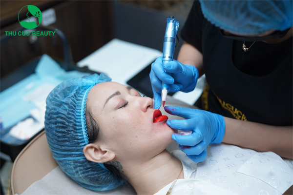 Phun xăm môi có đau không? Những điều cần lưu ý