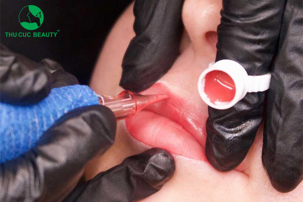 Những ai không nên phun môi? 8 đối tượng cần tránh