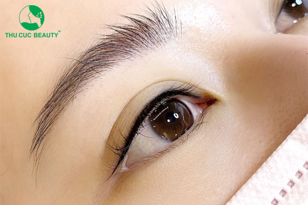 Phun mí mắt có bị già không?