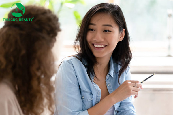 Bác sĩ Thu Cúc giải đáp: Phun môi xong có được nói không?