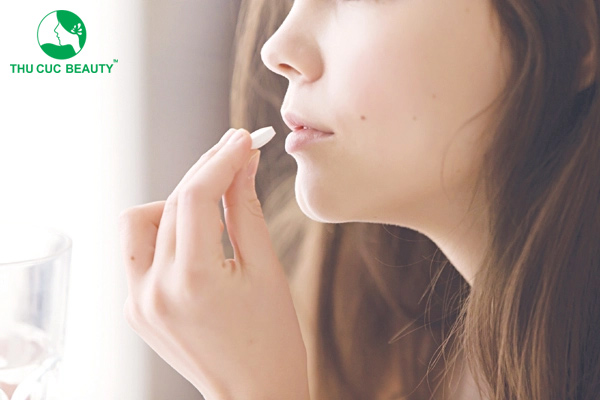 Phun môi xong ngậm Alpha Choay được không?