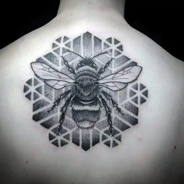 Hình xăm con ong kín lưng