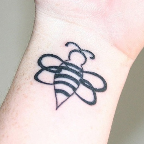 Hình xăm con ong ở cổ tay