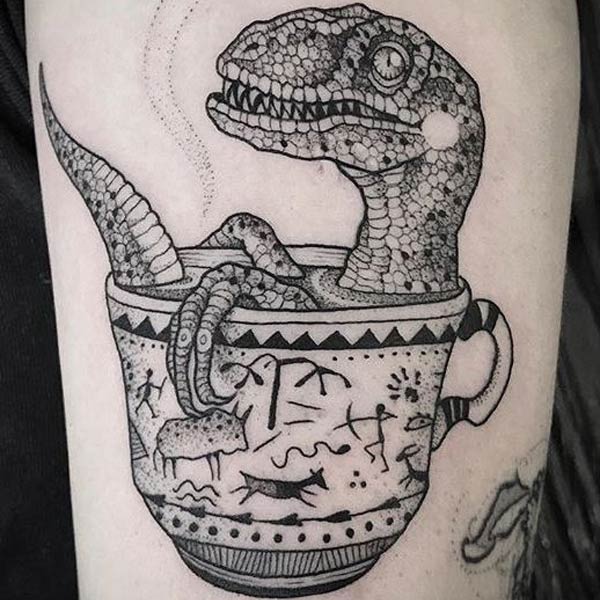 Hình xăm khủng long trong tách trà