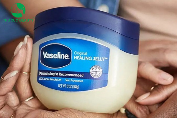 Mách nhỏ 4 công thức trị thâm môi bằng Vaseline tại nhà