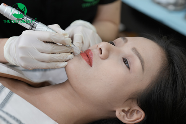 Xăm môi giữ được bao lâu? Bao lâu thì dặm lại?