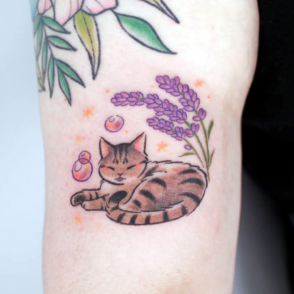 Hình xăm con mèo và hoa oải hương