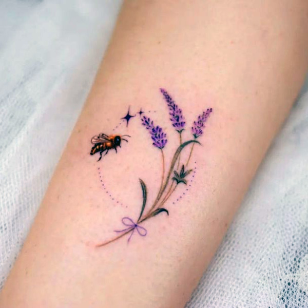 Hình xăm con ong và hoa oải hương
