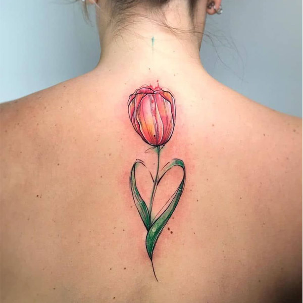 Hình xăm dọc sống lưng hoa Tulip