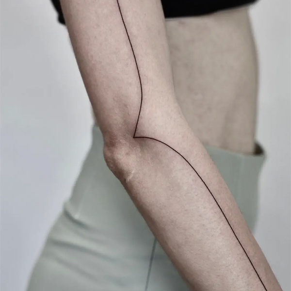 Hình xăm đường thẳng mô phỏng cánh tay