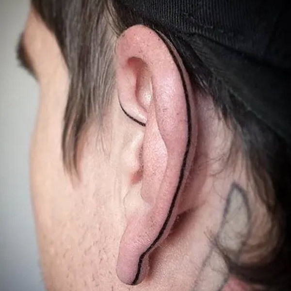 Hình xăm đường thẳng ở tai