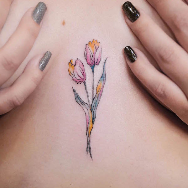 Hình xăm giữa ngực hoa Tulip