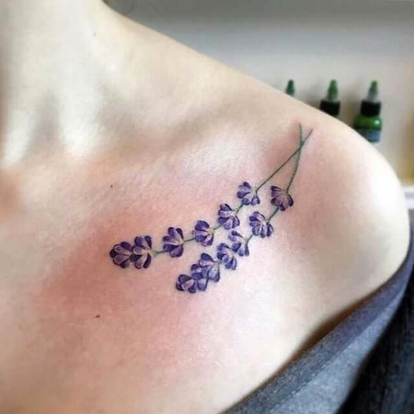 Hình xăm hoa lavender ở bả vai