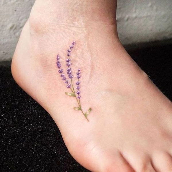 Hình xăm hoa lavender ở bàn chân