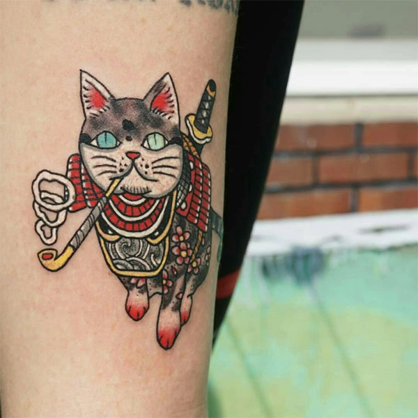 Hình xăm mèo Samurai hút tẩu may mắn